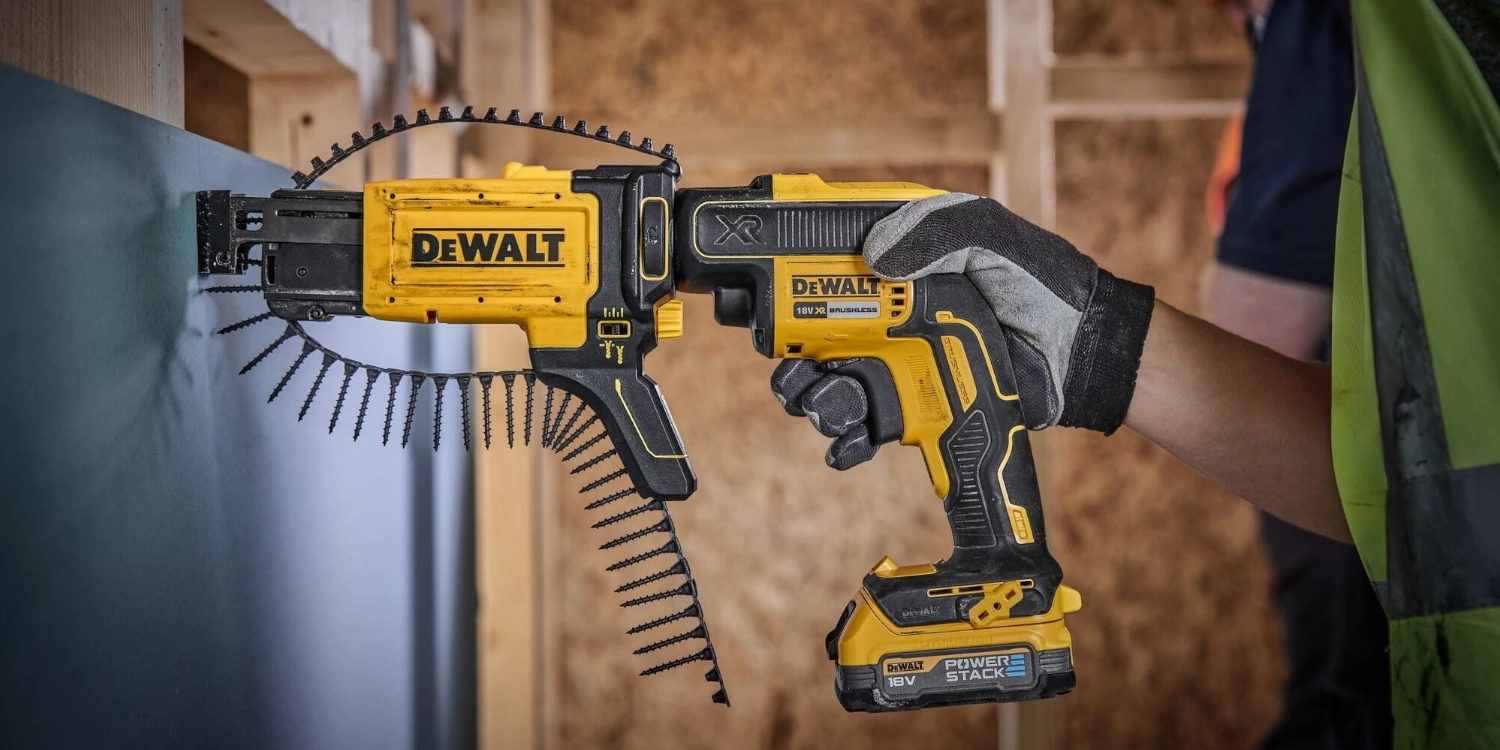Wkrętarka do suchej zabudowy DeWALT z magazynkiem i wkrętami na taśmie