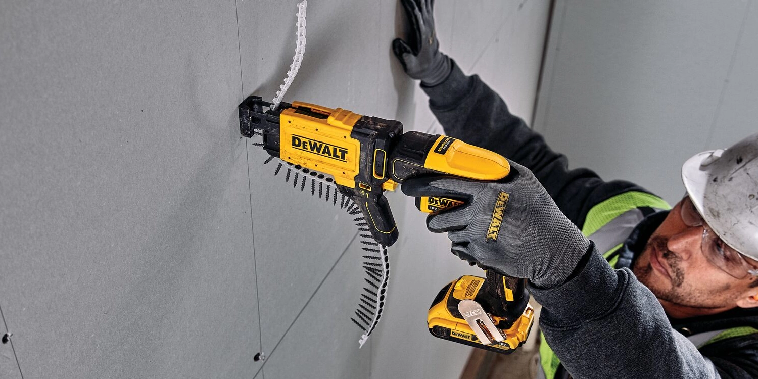 Wkrętarka magazynkowa DeWALT podczas seryjnego montażu płyt G-K